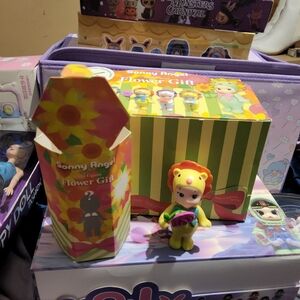 Flower Gift Figure - Yellow